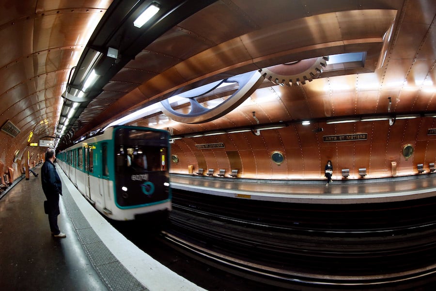 Agressions au couteau dans le métro parisien: garde à vue levée, le suspect en psychiatrie