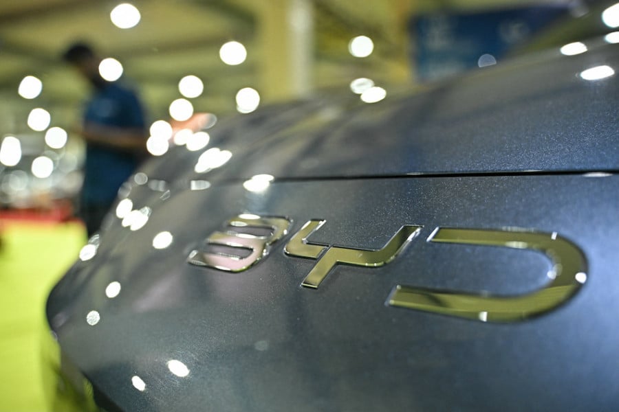 Sans grand suspense, le Chinois BYD va détrôner Tesla en 2025 sur le tout-électrique