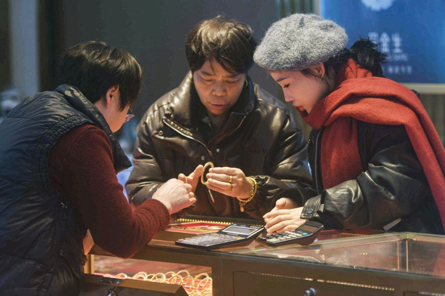 Avec les records de l'or, des Chinois fondus d'automates qui changent leurs bijoux en cash 