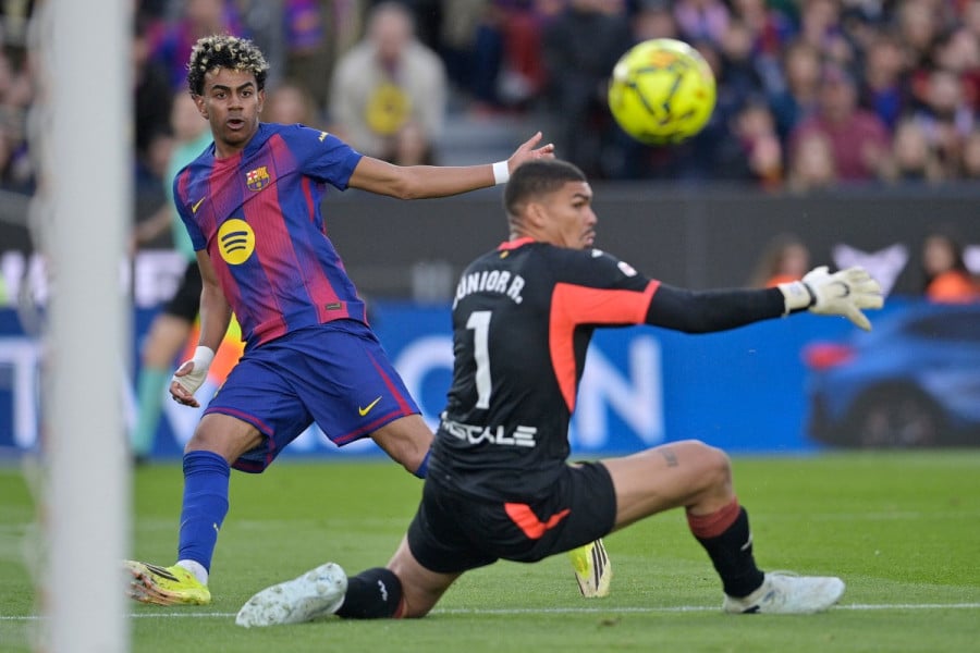 Espagne: le FC Barcelone écrase Villarreal grâce à un triplé de Yamal
