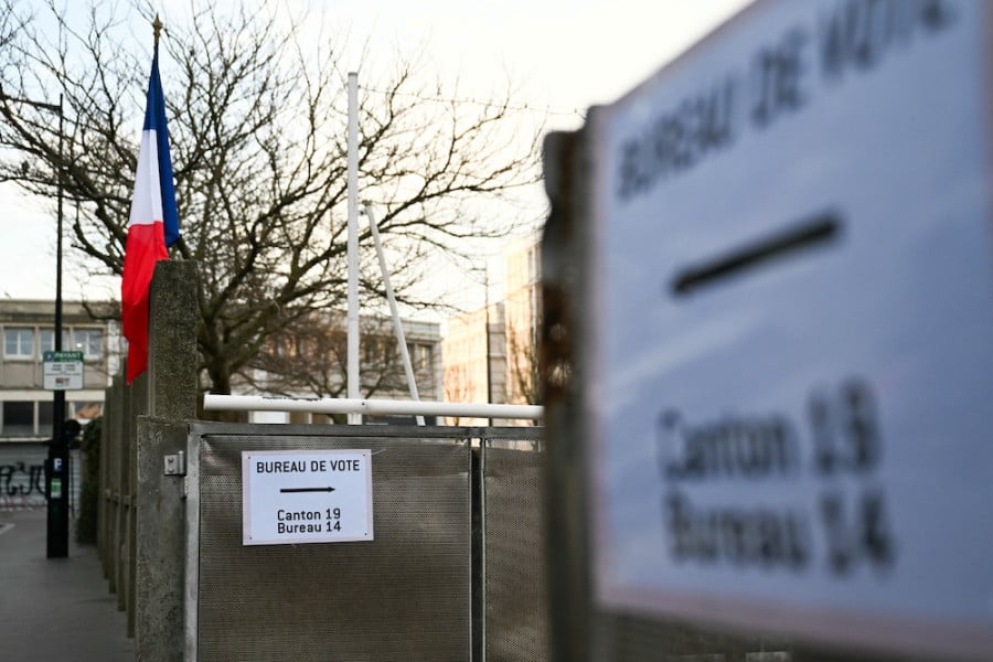 Municipales: les Français votent, incertitude sur la participation, suspense dans les grandes villes