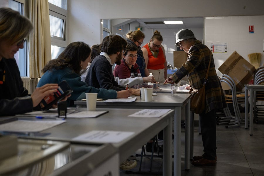 Municipales: les électeurs votent au second tour à haut suspense