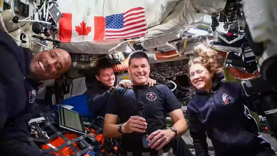 En route pour la Lune, les astronautes d'Artémis en entrevoient déjà la face cachée 
