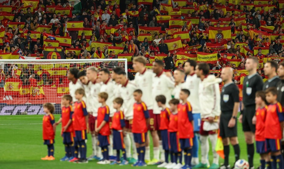 مباراة منتخب إسبانيا ومصر - جمهور - عنصرية 