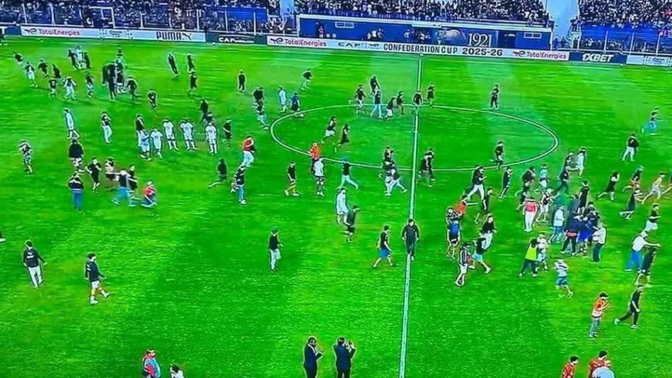 OCS-USMA: Incidents en tribunes et sur la pelouse, la demi-finale tourne à la confusion