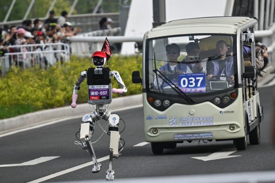 Terminator version Usain Bolt: des robots battent les humains lors d'une course à Pékin