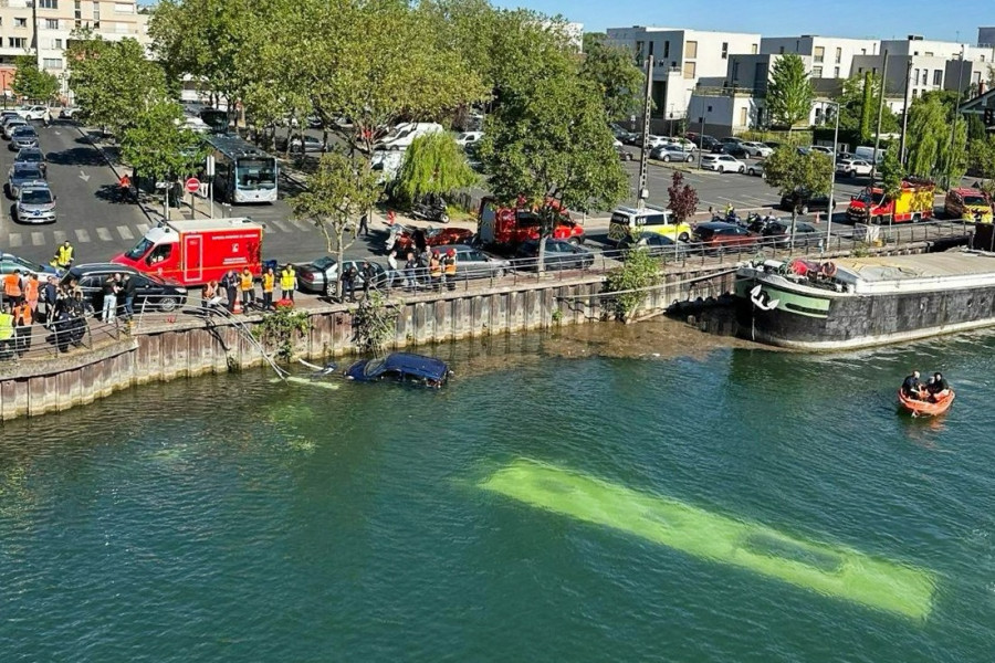 France: un bus tombe dans la Seine près de Paris, quatre personnes secourues
