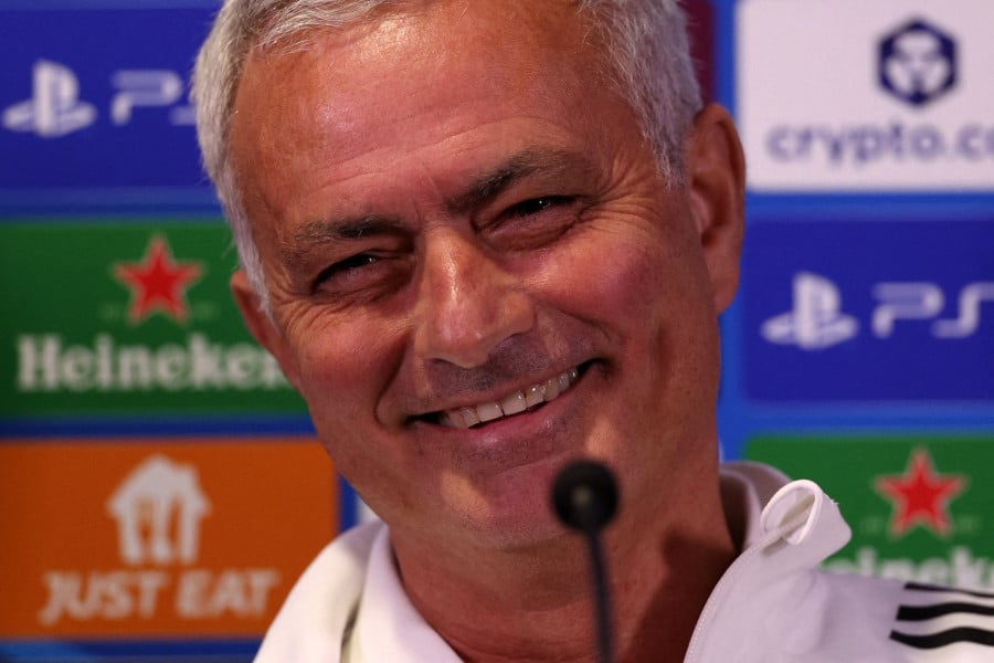 بنفيكا يعلن أن ريال مدريد قدّم عرضا رسميا للتعاقد مع مدربه مورينيو