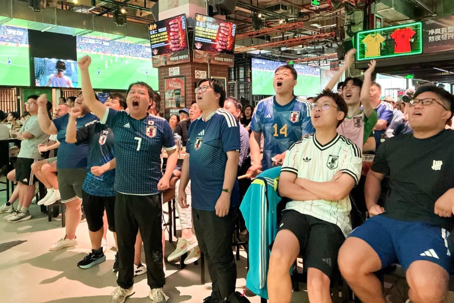 الجماهير في الصين تضع السياسة جانبا لتشجيع اليابان في كأس العالم