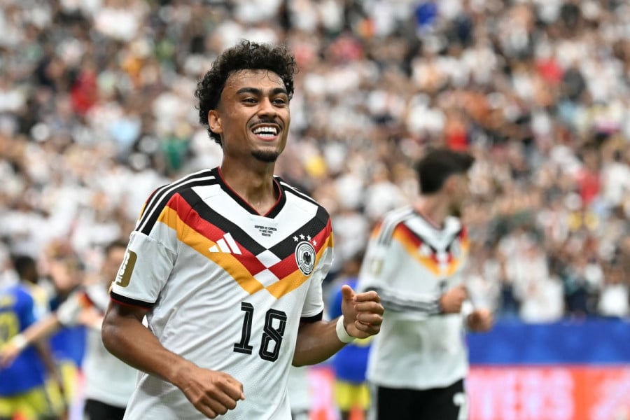 بعد الصيباري .. بايرن يعزز دفاعه بالدولي براون قادما من فرانكفورت