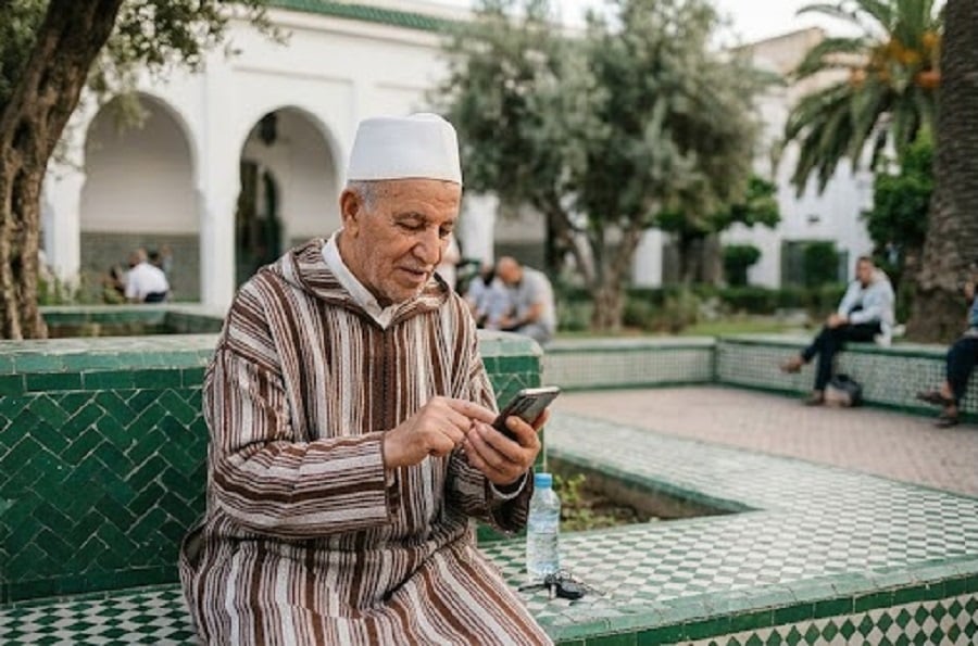 Seniors et smartphones: Entre maintien du lien et risques numériques