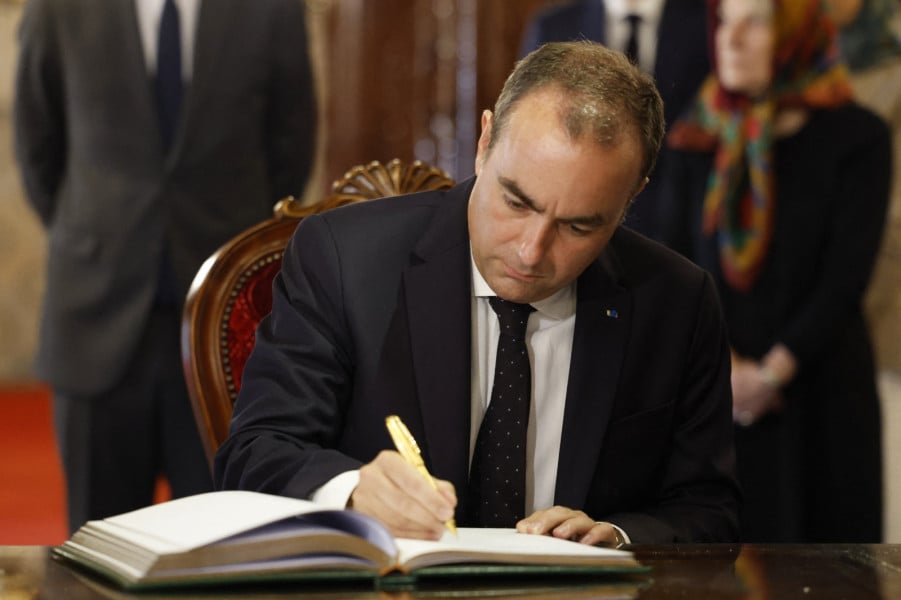 الوزير الأول الفرنسي يزور ضريح محمد الخامس