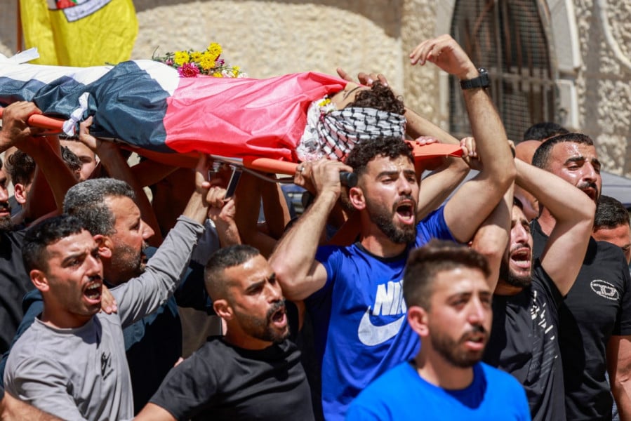 وفاة لاعب كرة قدم فلسطيني شاب بعد إصابته بالرصاص في هجوم لمستوطنين إسرائيليين