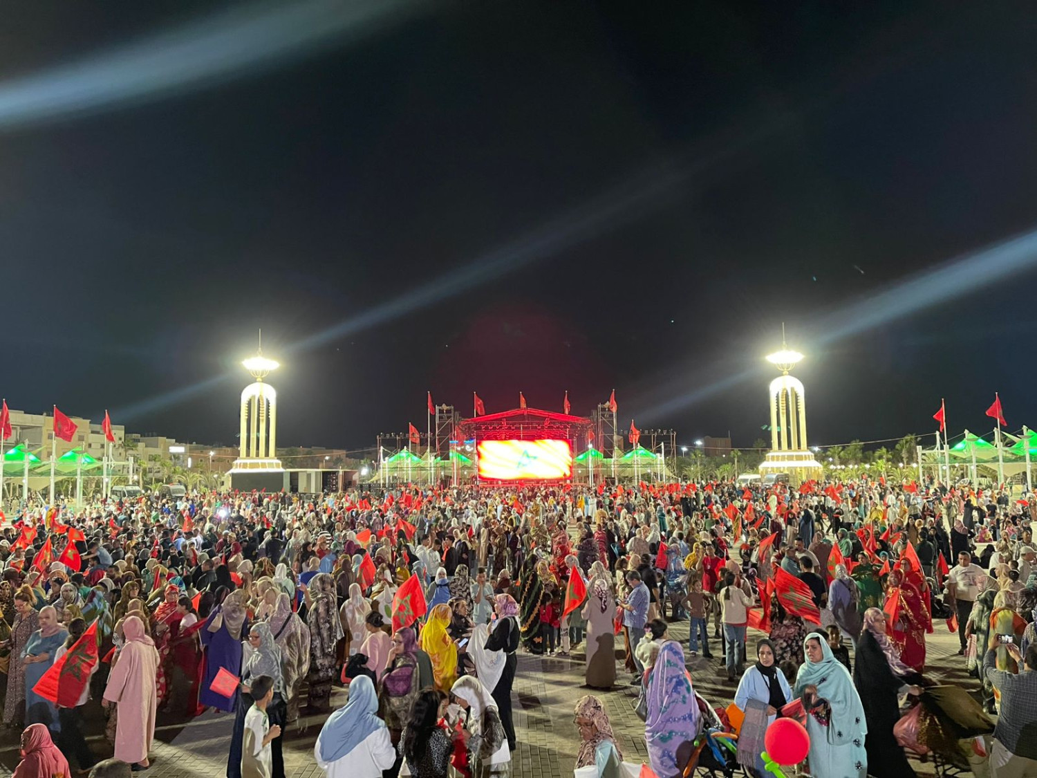 العيون