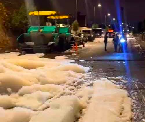 Mousse étrange recouvrant une rue à Sidi Bernoussi