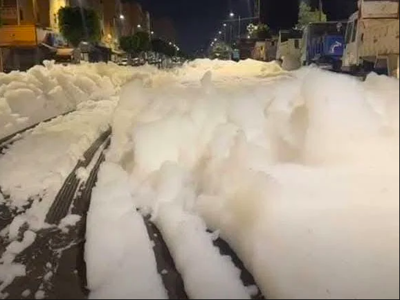 Mousse étrange recouvrant une rue à Sidi Bernoussi