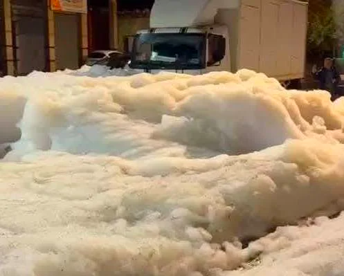 Mousse étrange recouvrant une rue à Sidi Bernoussi