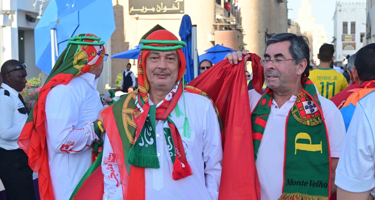 مشجعون أجانب ينغمسون في الثقافة العربية بقطر     تصوير/ رزقو عبد المجيد 