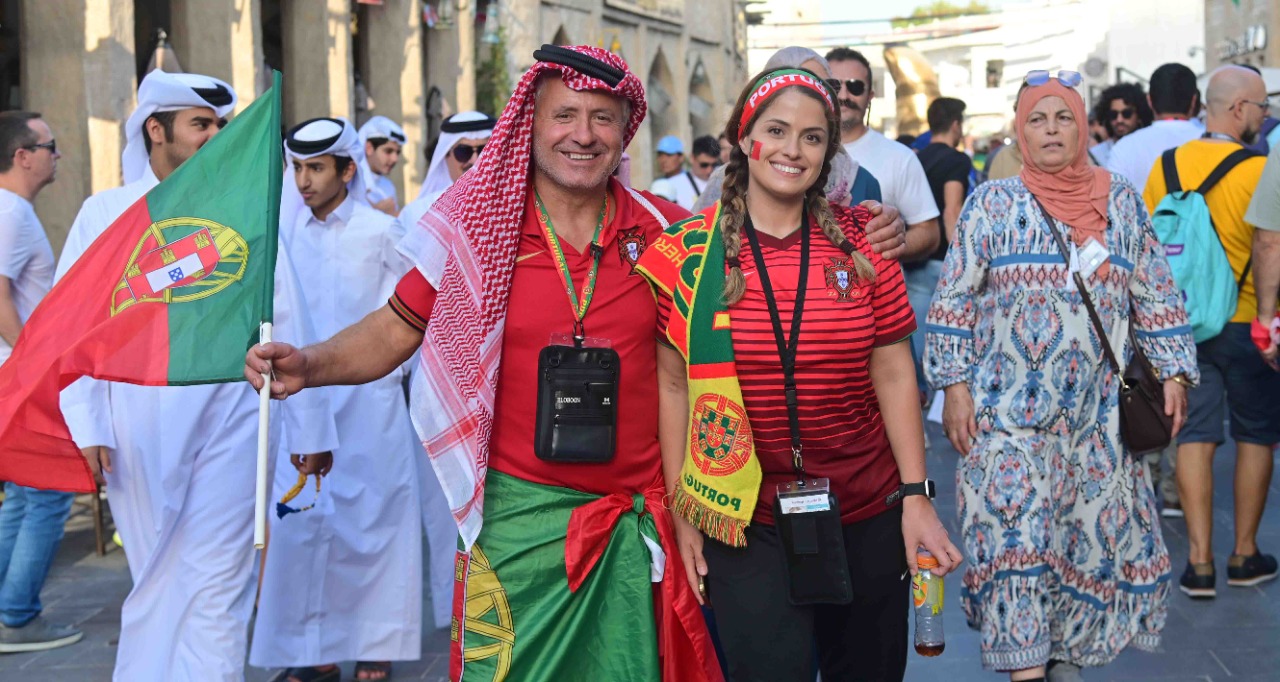 مشجعون أجانب ينغمسون في الثقافة العربية بقطر     تصوير/ رزقو عبد المجيد 