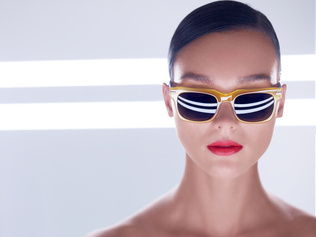 نظارات شمسية نسائية بإطارات ملونة 