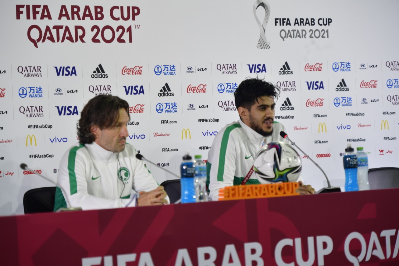 لوران بونادي مدرب المنتخب السعودي واللاعب وليد الأحمد      تصوير/ رزقو عبد المجيد