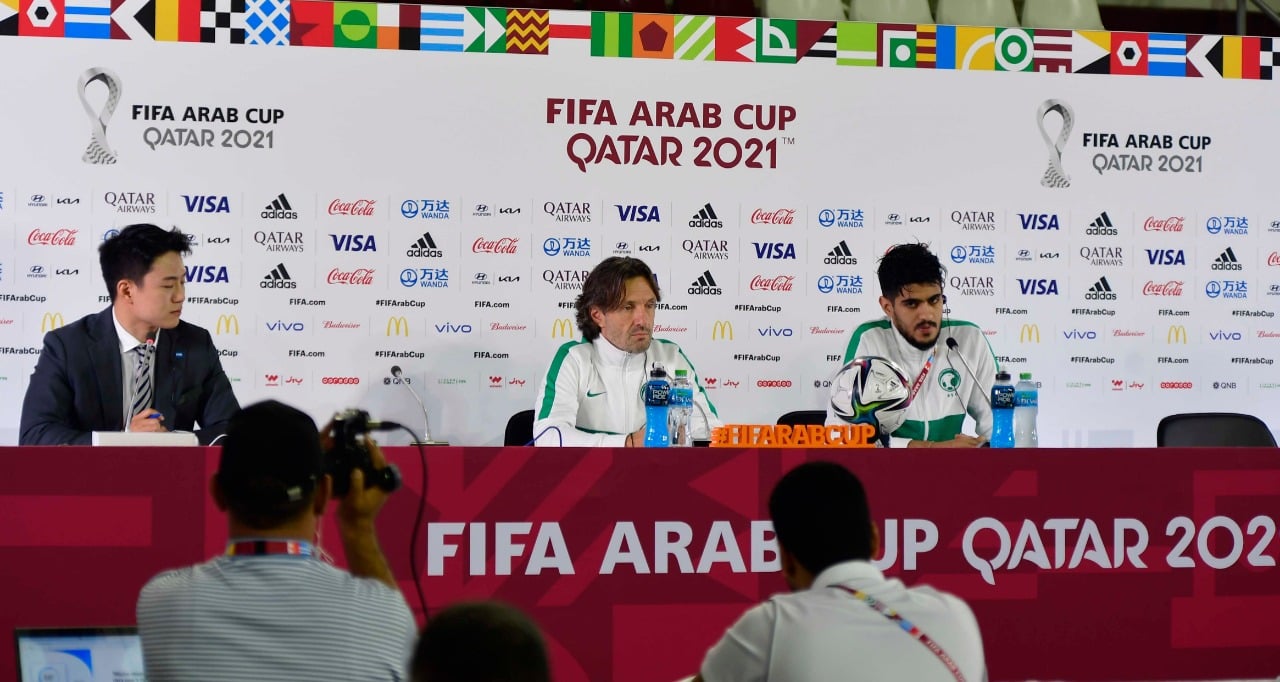 لوران بونادي مدرب المنتخب السعودي واللاعب وليد الأحمد      تصوير/ رزقو عبد المجيد