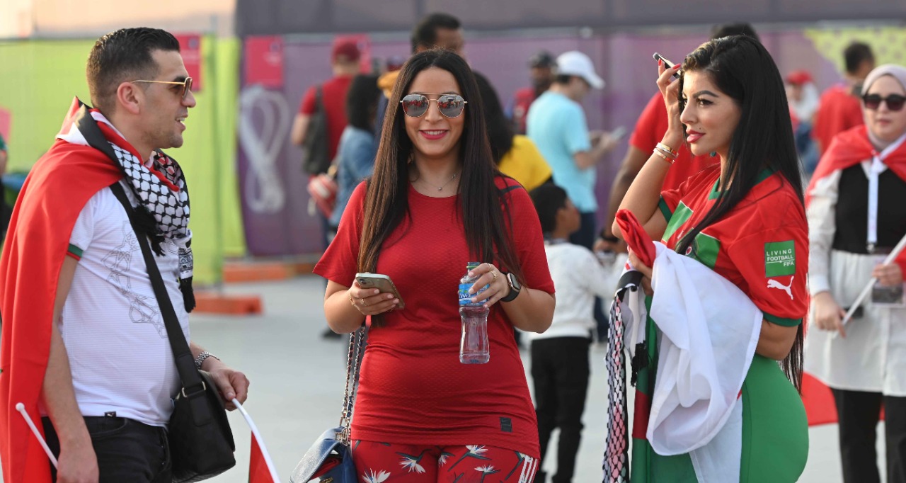 الجماهير المغربية تزين الدوحة بالأعلام المغربية احتفالا بالأسود 