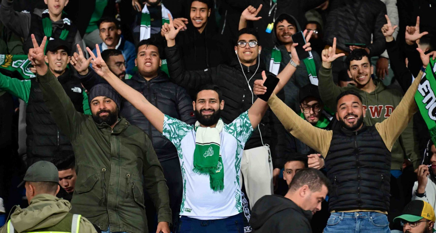 جمهور الرجاء في مباراة الديربي   تصوير/ رزقو عبد المجيد