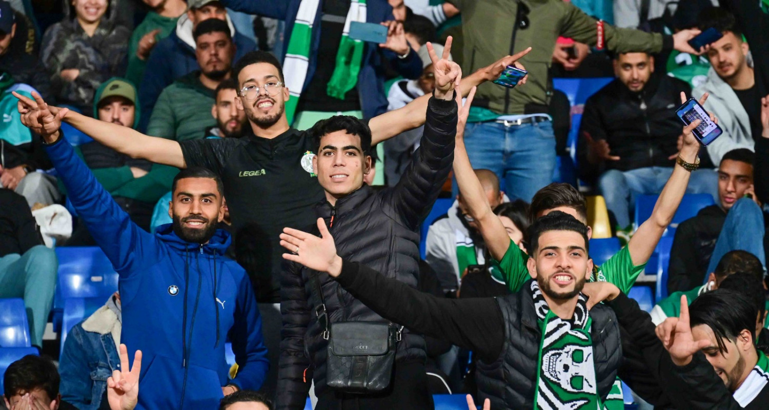 جمهور الرجاء في مباراة الديربي   تصوير/ رزقو عبد المجيد