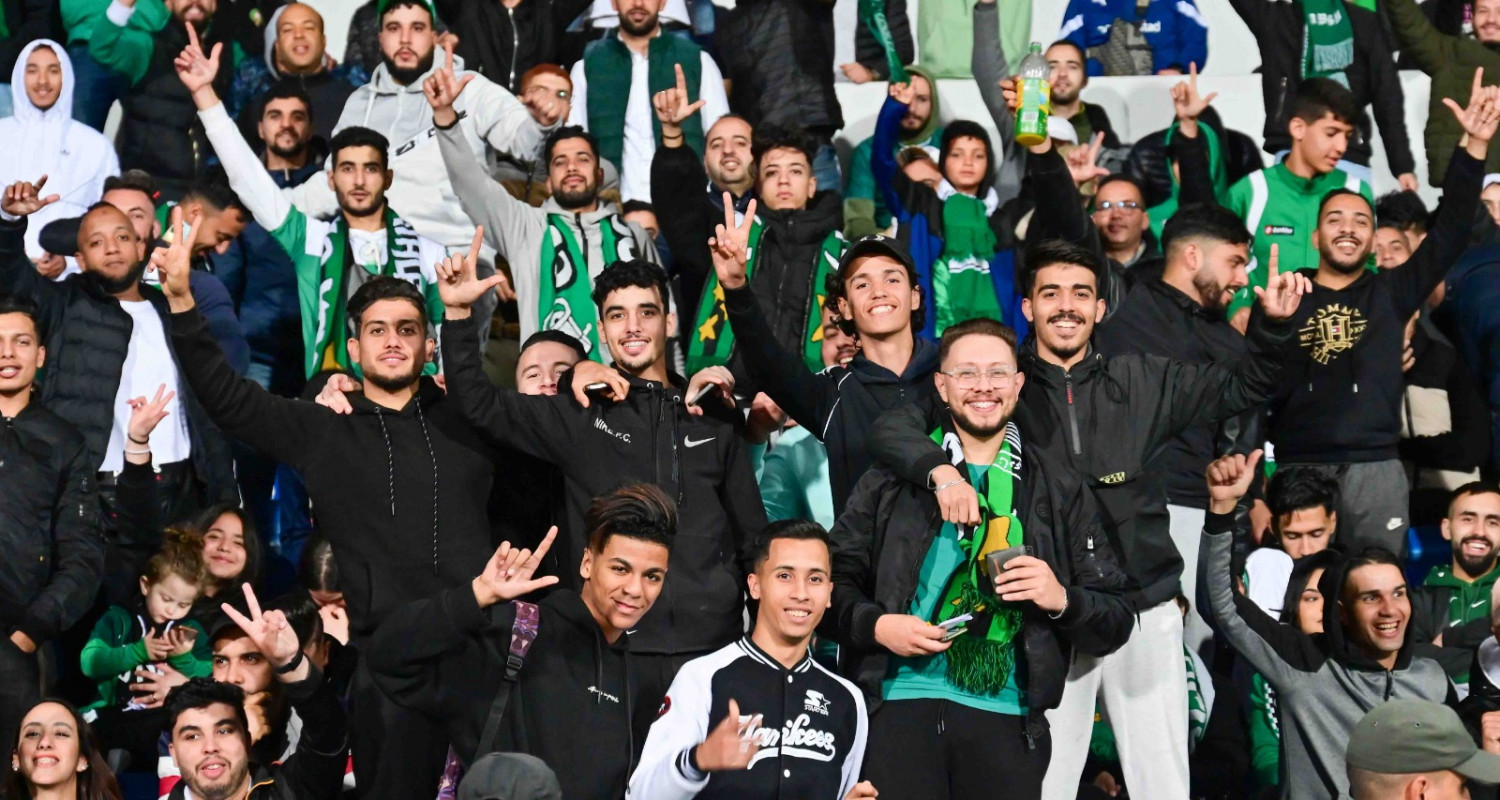 جمهور الرجاء في مباراة الديربي   تصوير/ رزقو عبد المجيد