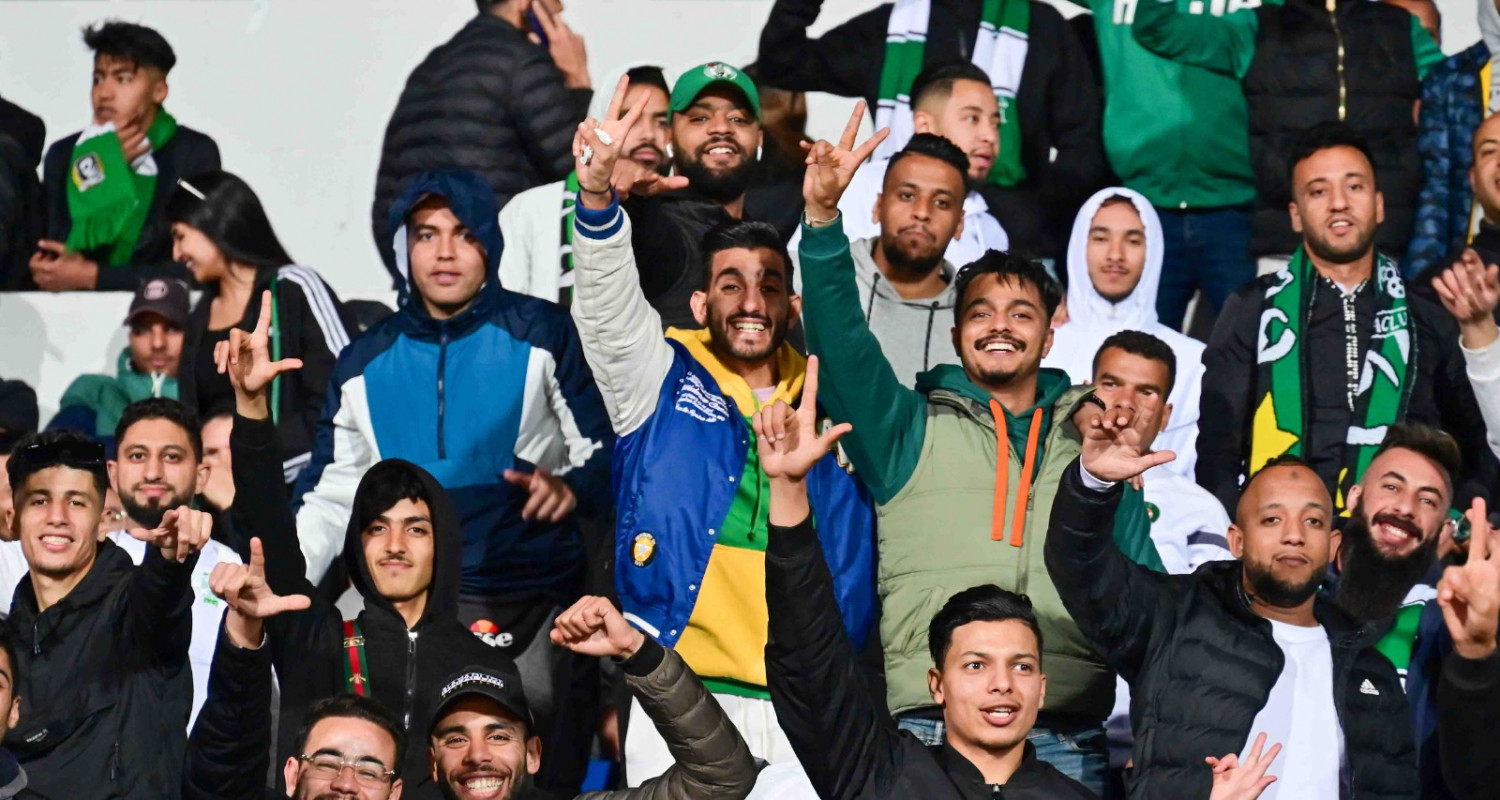 جمهور الرجاء في مباراة الديربي   تصوير/ رزقو عبد المجيد