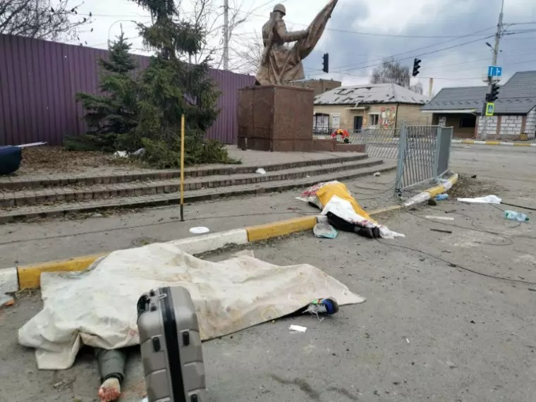 Deux personnes tuées alors qu'elles tentaient de fuir Irpine, près de Kiev, le 6 mars 2022 ( AFP / Daphne ROUSSEAU )