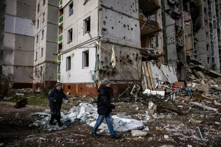 Un immeuble résidentiel détruit par des bombardements à Tcherniguiv, le 4 mars 2022 en Ukraine ( AFP / Dimitar DILKOFF )