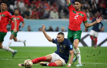 أشرف حكيمي وكيليان مبابي من مباراة المغرب وفرنسا في مونديال 2022