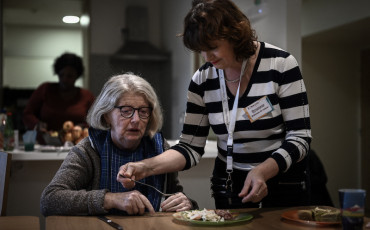 Un personnel soignant qui s'occupe d'une patiente atteinte d'Alzheimer