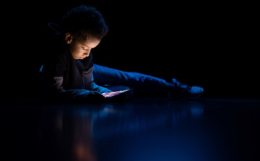 Un enfant exposé à un écran  