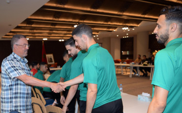 لقجع يستقبل لاعبي وأعضاء المنتخب الوطني لكرة القدم داخل القاعة