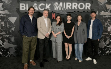 BLACK MIROR