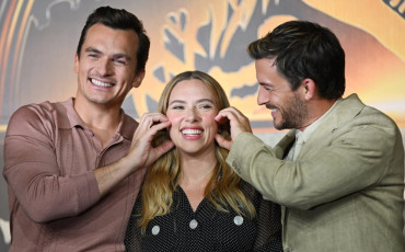 Scarlett Johansson et Jonathan Bailey et Rupert Friend