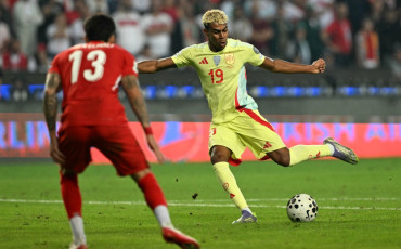 Spain's forward #19 Lamine Yamal