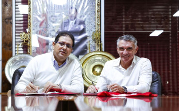 هشام أيت منا رئيس الوداد الرياضي برفقة المدرب باتريس كارتيرون