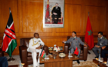 L’Inspecteur Général des Forces Armées Royales avec le Chef d’Etat-Major des Forces de Défense du Kenya