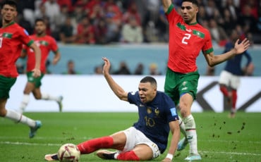 أشرف حكيمي وكيليان مبابي من مباراة المغرب وفرنسا في مونديال 2022