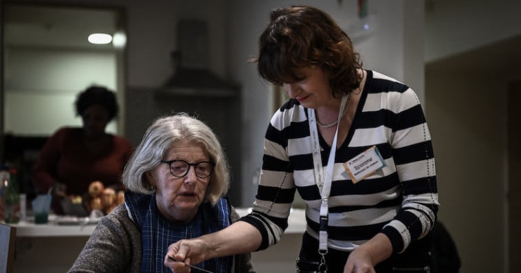 Un personnel soignant qui s'occupe d'une patiente atteinte d'Alzheimer