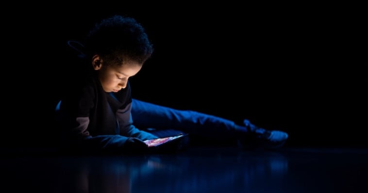 Un enfant exposé à un écran  