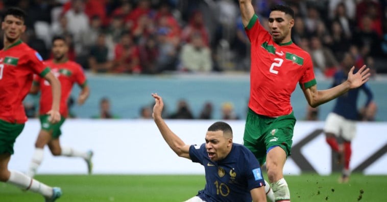 أشرف حكيمي وكيليان مبابي من مباراة المغرب وفرنسا في مونديال 2022